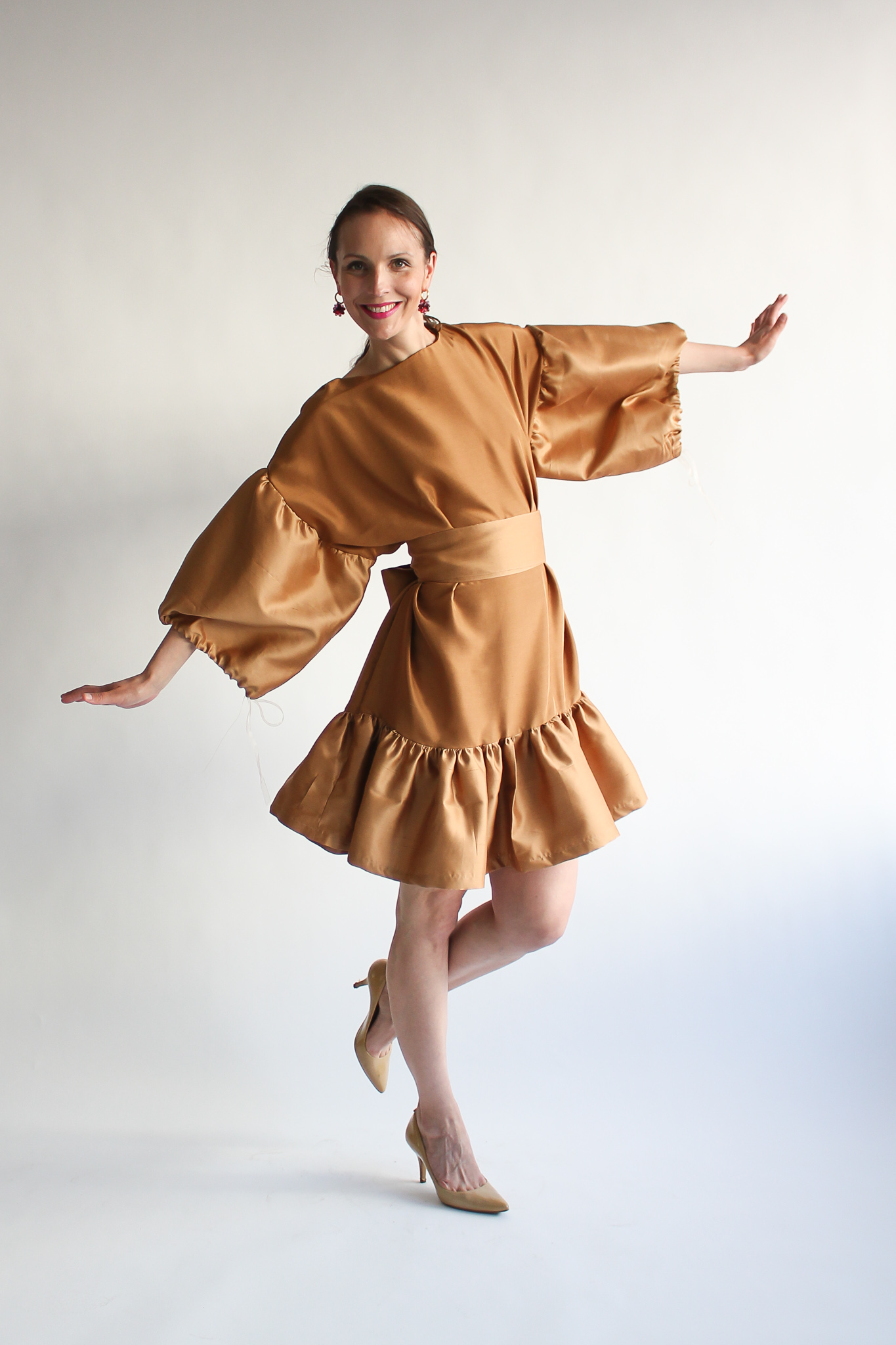 UNIQUE beige 100 % silk puff sleeve dress