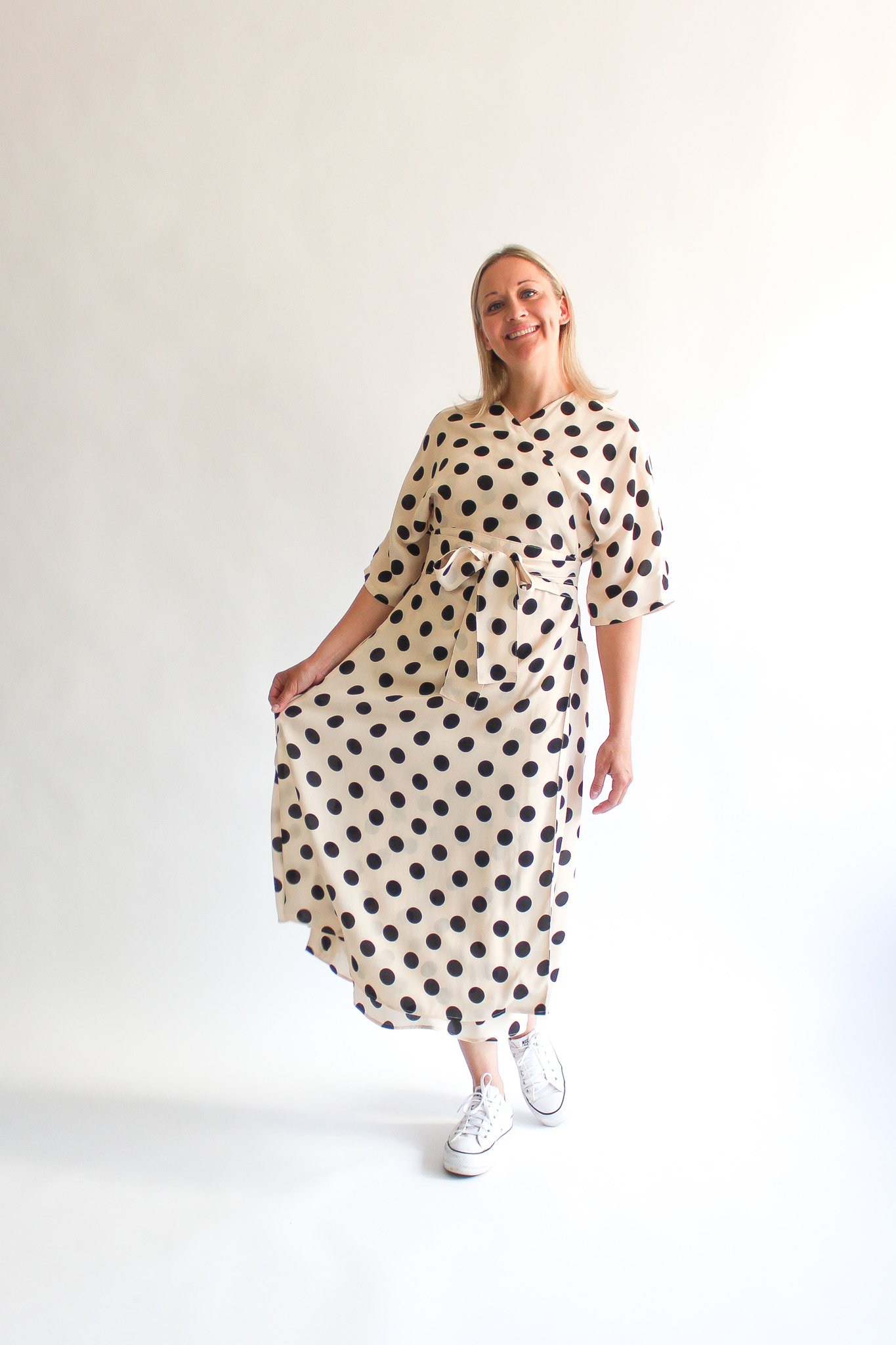 A pois crema e nero viscose midi wrap dress