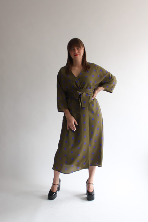 A pois verde e viola 100 % silk midi wrap dress